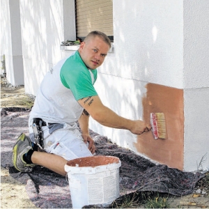 Zu den Malerarbeiten: Malermeister Thümmel bei der Arbeit am Sockel.